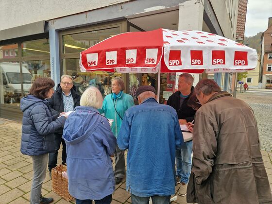 Reger Betrieb bei der Unterschriftenaktion der SPD zum Erhalt der Notfallpraxis in Oberndorf. Foto: Holger Klein